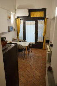 eine Küche und ein Esszimmer mit einem Tisch und Stühlen in der Unterkunft Double Two de' Magnoli in Florenz