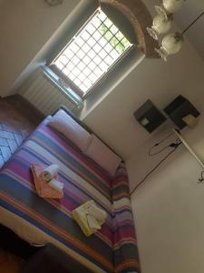 ein Schlafzimmer mit einem Bett in einem Zimmer mit einem Fenster in der Unterkunft Double Two de' Magnoli in Florenz