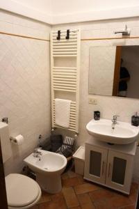 ein Bad mit einem WC und einem Waschbecken in der Unterkunft Double Two de' Magnoli in Florenz