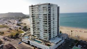 萨利纳斯Dep. Salinas, Chipipe.的海滩旁高大的白色建筑