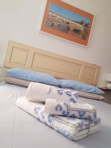 zwei gefaltete Handtücher auf einem Bett in einem Zimmer in der Unterkunft Double Two de' Magnoli in Florenz