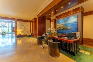 Uma televisão e/ou sistema de entretenimento em Beau Rivage Hotel