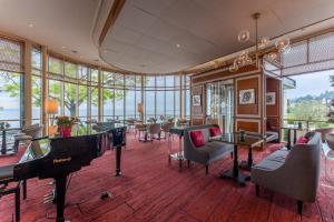 Uma área de estar em Beau Rivage Hotel