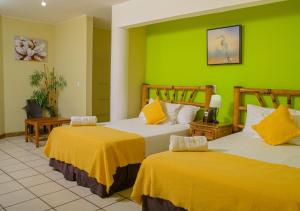 Ένα ή περισσότερα κρεβάτια σε δωμάτιο στο Banana Palms Hotel