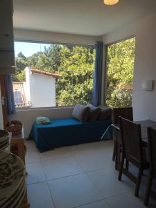- un salon avec un canapé et une grande fenêtre dans l'établissement VILA ACONCHEGO GAMELEIRA, à Pipa