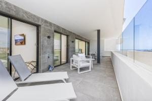 フエンヒロラにあるViVi Homes - Luca Pool, Gym, Spa & Sea Viewのリビングルーム(白い家具、大きな窓付) +35枚の写真