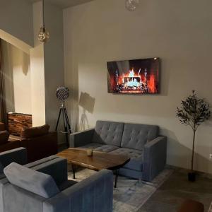 ein Wohnzimmer mit einem Sofa und einem Tisch in der Unterkunft Цахкадзор, Tsaxkadzor, Kechi House apartment 300 in Zaghkadsor