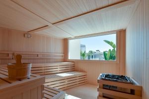 フエンヒロラにあるViVi Homes - Luca Pool, Gym, Spa & Sea Viewの大きな窓のあるサウナ付きの客室です。