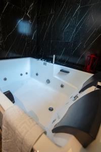Bilik mandi di Hotel Chicago