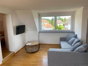 uma sala de estar com um sofá e uma janela em Am Brunnen em Überlingen