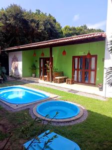琵琶的住宿－VILA ACONCHEGO GAMELEIRA，庭院中带游泳池的房子