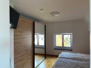 1 dormitorio con cama y ventana en Am Brunnen, en Überlingen