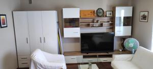 TV a/nebo společenská místnost v ubytování Apartments Svjeta