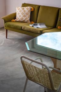 een woonkamer met een bank en een glazen tafel bij Water Views Casa Wan in Aljezur