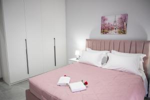 トロにある3S Tolo Apartmentsのベッドルーム1室(ピンクベッド1台、タオル2枚付) +54枚の写真