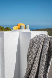 een tafel met handdoeken en een bord donuts erop bij Water Views Casa Wan in Aljezur