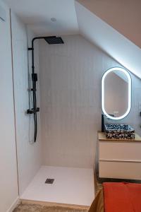 bagno con lavandino e specchio di Maison Arthur ad Aigues-Mortes