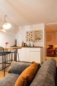 uma sala de estar com um sofá e uma mesa em Maison Arthur em Aigues-Mortes