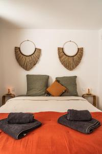 ein Schlafzimmer mit einem Bett mit zwei Handtüchern darauf in der Unterkunft Maison Arthur in Aigues-Mortes