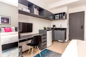 1 dormitorio con 1 cama y escritorio con ordenador en 360 Suítes VN Turiassú by Housi - Apartamentos mobiliados en São Paulo