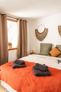 um quarto com uma cama com duas toalhas em Maison Arthur em Aigues-Mortes