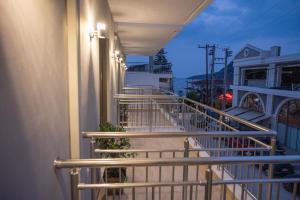 トロにある3S Tolo Apartmentsの白い手すりと照明付きのバルコニー