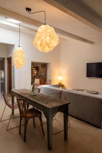 een eetkamer met een tafel en een bed bij Maison Arthur in Aigues-Mortes
