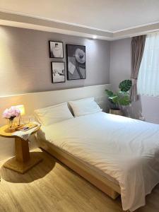 Letto o letti in una camera di Meworld Hotel - Zhongshan