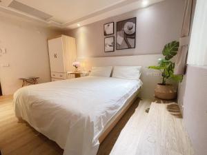 Letto o letti in una camera di Meworld Hotel - Zhongshan