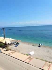 アクラタにあるMondo Cosseri Akrataの海の景色を望むビーチ(パラソル、椅子付)