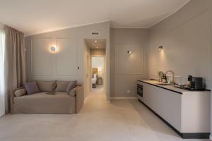 ein Wohnzimmer mit Couch und Küche in der Unterkunft Borgopetra Resort Numana in Numana