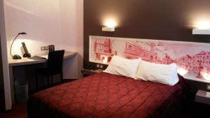 
A bed or beds in a room at Hôtel de La Cloche
