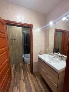 Un baño con lavabo, bañera y ducha. en Apartament London, en Kielce 19 fotos más