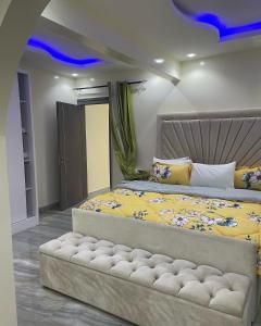 Notre Residence 27 في داكار: غرفة نوم بسرير كبير مع مفرش اصفر