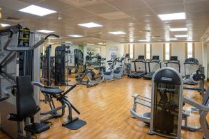 ein Fitnessstudio mit vielen Laufbändern und Maschinen in der Unterkunft Your Luxurious 2BR Al Reem Escape at Mangrove Place in Abu Dhabi