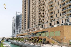 un gran edificio junto a un río con edificios en Your Luxurious 2BR Al Reem Escape at Mangrove Place en Abu Dabi