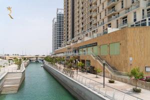 Vaade apartemendi lähedal voolavale jõele