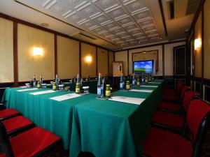 sala konferencyjna z dużym stołem z butelkami w obiekcie c-hotels Rubens w Mediolanie