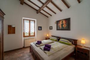 una camera con un grande letto di Residenza Cerreto-Casalini a Panicale