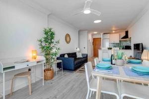 Una cocina y una sala de estar con mesa y sillas. en Horizon View Oasis of Peace, en Adeje