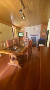 een eetkamer met een houten tafel en stoelen bij Casa do Planalto Mirandês in Miranda do Douro