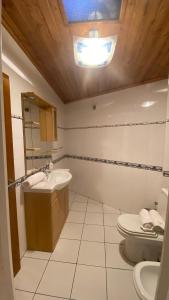 een badkamer met een wastafel en een toilet bij Casa do Planalto Mirandês in Miranda do Douro