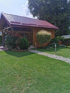 Vonkajšia záhrada v ubytovaní Domek nad jeziorem