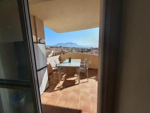 Blick auf einen Balkon mit Tisch und Stühlen in der Unterkunft The Gaff in the Sun in Manilva