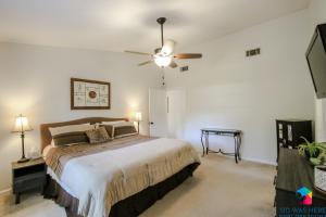 1 dormitorio con 1 cama grande y ventilador de techo en The Red Fox en Savannah