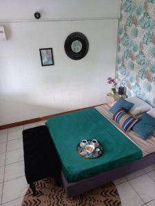 Un dormitorio con una cama con un plato de comida. en ResaLoc - Maison Traditionnelle avec jardin en Saint-André