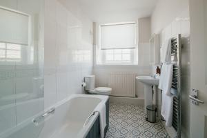 a bathroom with a tub and a toilet and a sink at Miresfield Farm Bed & Breakfast in Malham