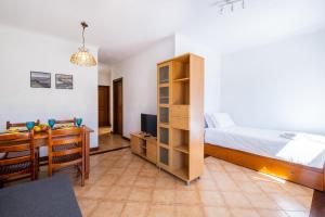 Schlafzimmer mit einem Bett, einem Tisch und einem Schreibtisch in der Unterkunft A Vilita Beach Apartment in Pêra