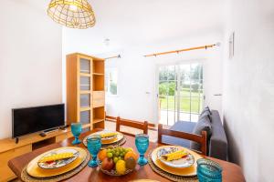 un comedor con una mesa con comida. en A Vilita Beach Apartment, en Pêra