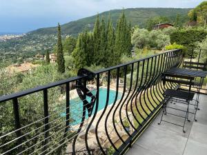balcón con piscina, mesa y sillas en Dieu L'Amour - Molinard en Châteauneuf